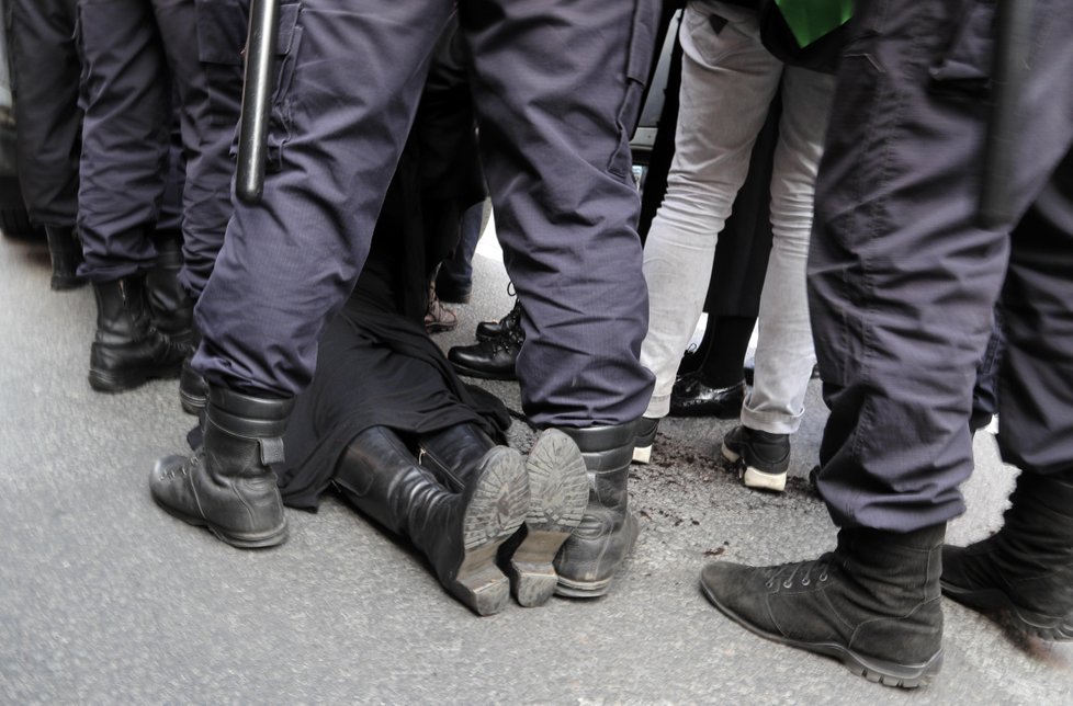 V Petrohradu bylo zatčeno několik demonstrantů za práva homosexuálů.