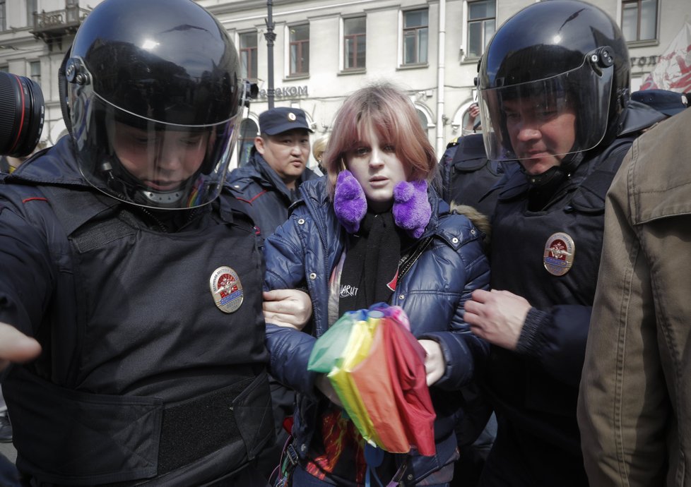 V Petrohradu bylo zatčeno několik demonstrantů za práva homosexuálů.