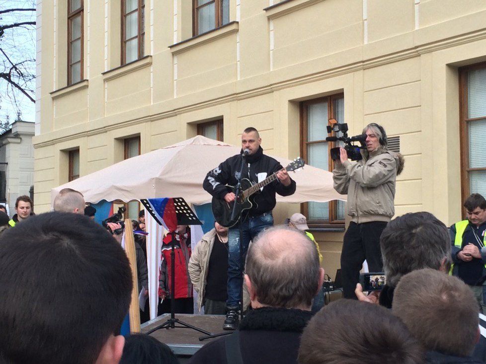 Odpůrcům Islámu a migrace zazpíval na Hradčanském náměstí Tomáš Ortel