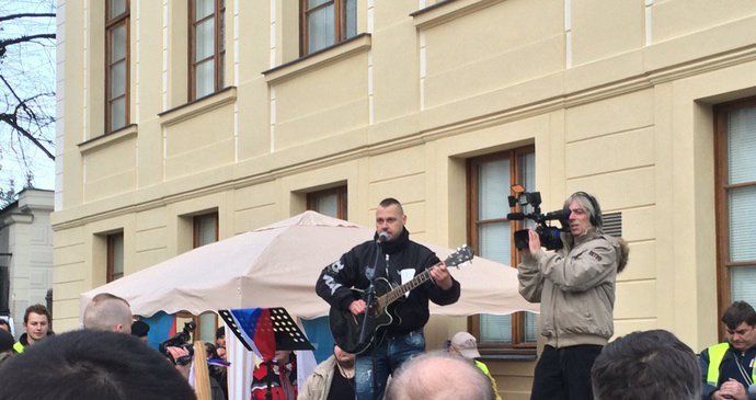 Odpůrcům islámu a migrace zazpíval na Hradčanském náměstí Tomáš Ortel.
