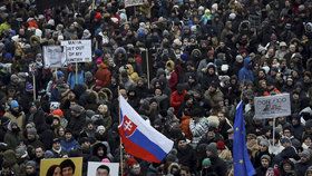 Do ulic Bratislavy vyšly v pátek 2. března tisíce lidí, aby uctily památku zavražděného novináře Jána Kuciaka.