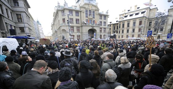 Fotogalerie Reflexu: Stovky demonstrantů protestovaly proti pražské koalici