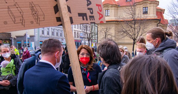 Kvůli nedostatku míst ve školách se na Prze 5 i demonstrovalo