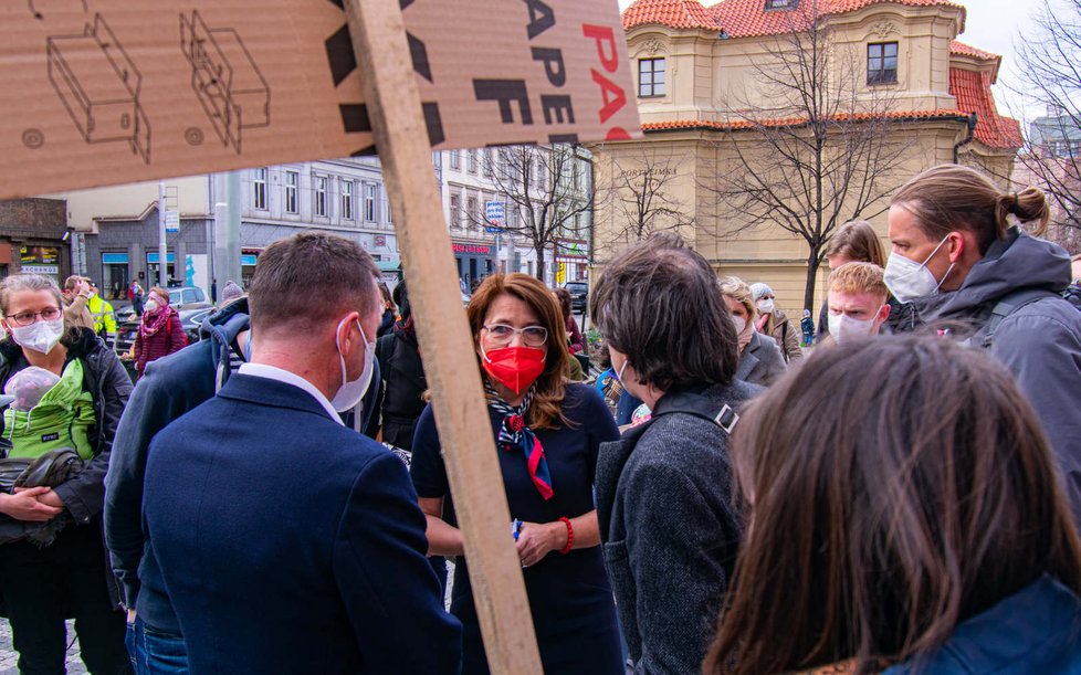 Kvůli nedostatku míst ve školách se na Praze 5 i demonstrovalo