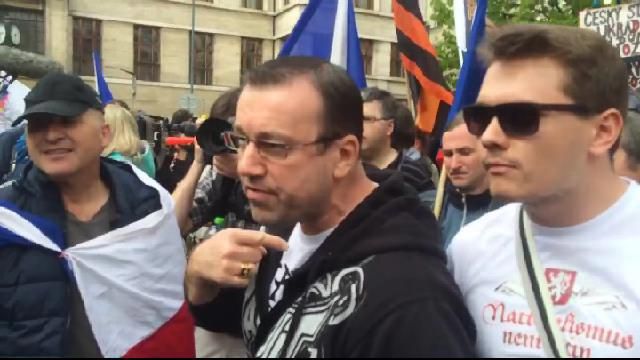 Demonstranti se slovně střetli se štábem České televize.
