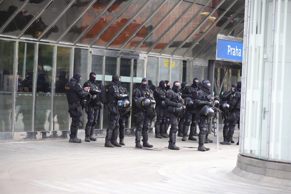Na Hlavním nádraží v Praze sledují příjezd radikálních fanoušků, kteří zde plánují demonstrovat proti vládním opatřením.