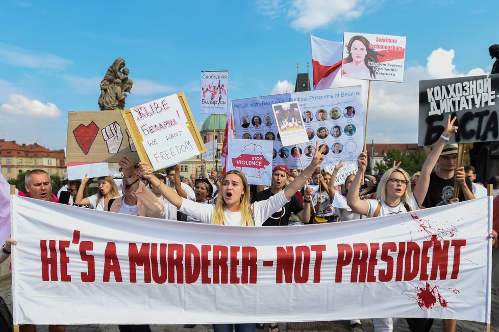Stovky lidí demonstrovaly 15. srpna 2020 na podporu demonstrací v Bělorusku.