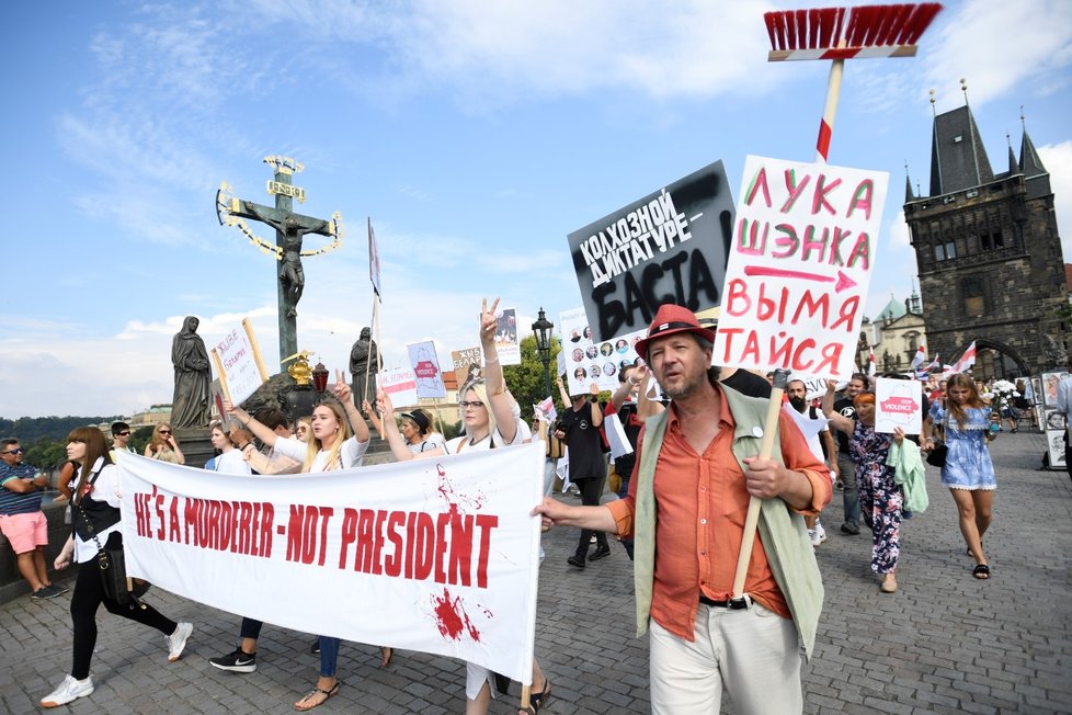 Stovky lidí demonstrovaly 15. srpna 2020 na podporu demonstrací v Bělorusku.