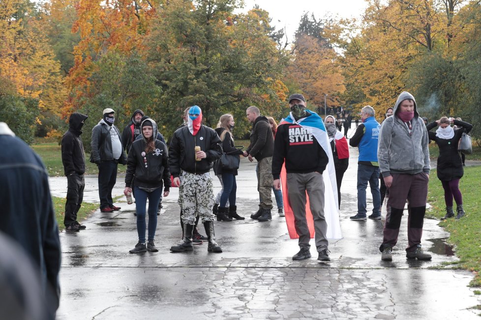 V centru Prahy proběhlo 28. října několik protestů, někteří z demonstrantů se pak vydali na Letnou. Na pořádek stále dohlíží policie.