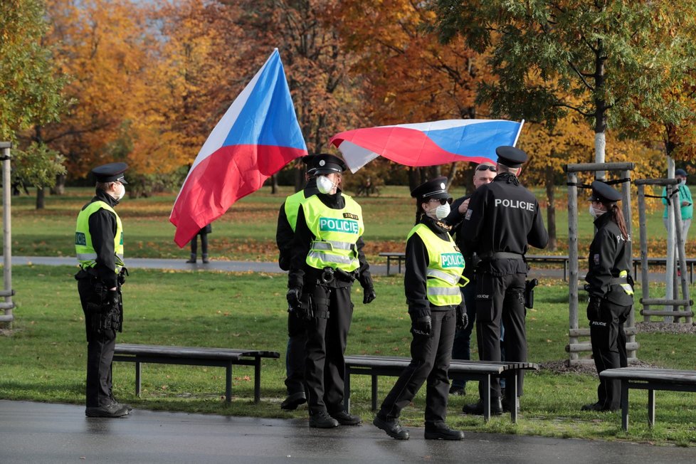 V centru Prahy proběhlo 28. října několik protestů, někteří z demonstrantů se pak vydali na Letnou. Na pořádek stále dohlíží policie.