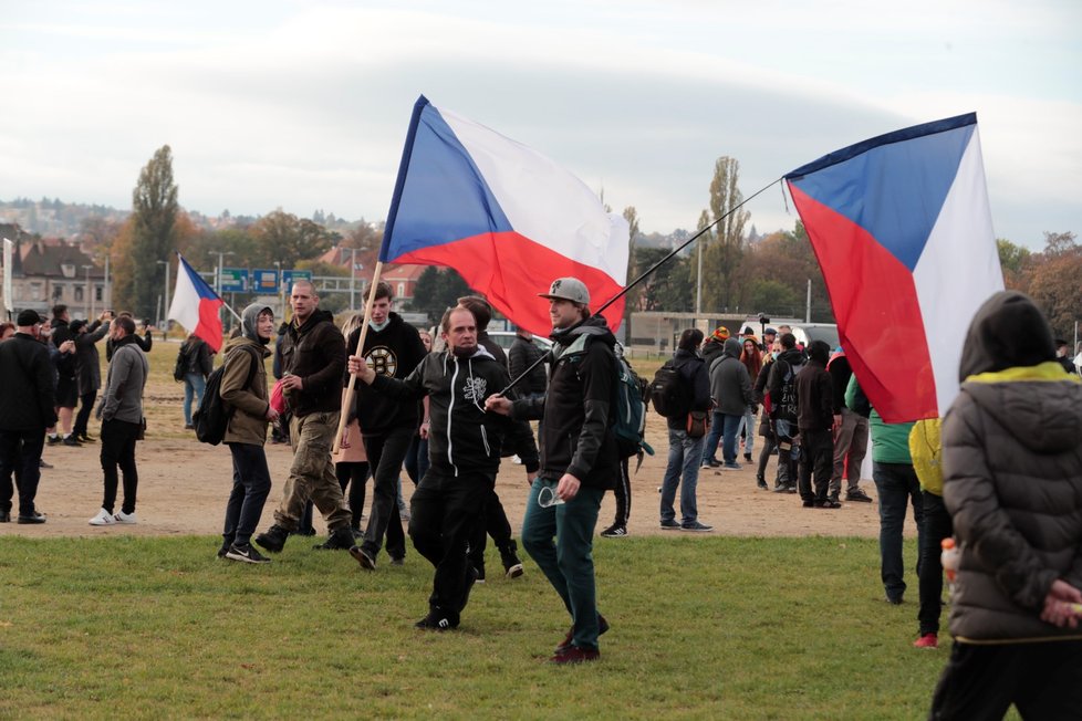 V centru Prahy proběhlo 28. října několik protestů, někteří z demonstrantů se pak vydali na Letnou. Na pořádek stále dohlíží policie.