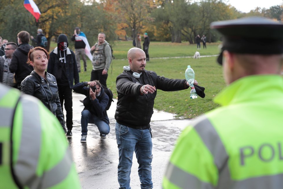 V centru Prahy proběhlo 28. října několik protestů, někteří z demonstrantů se pak vydali na Letnou. Na pořádek stále dohlíží policie.