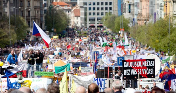 Demonstranti proti vládě už dokázali zaplnit celé Václavské náměstí.