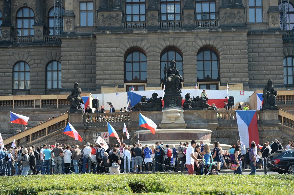 Na Václavském náměstí se střetly názory odpůrců islámu a xenofobie.