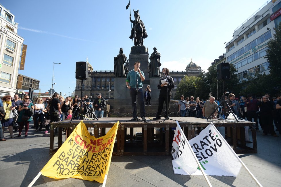 Na Václavském náměstí se střetly názory odpůrců islámu a xenofobie.