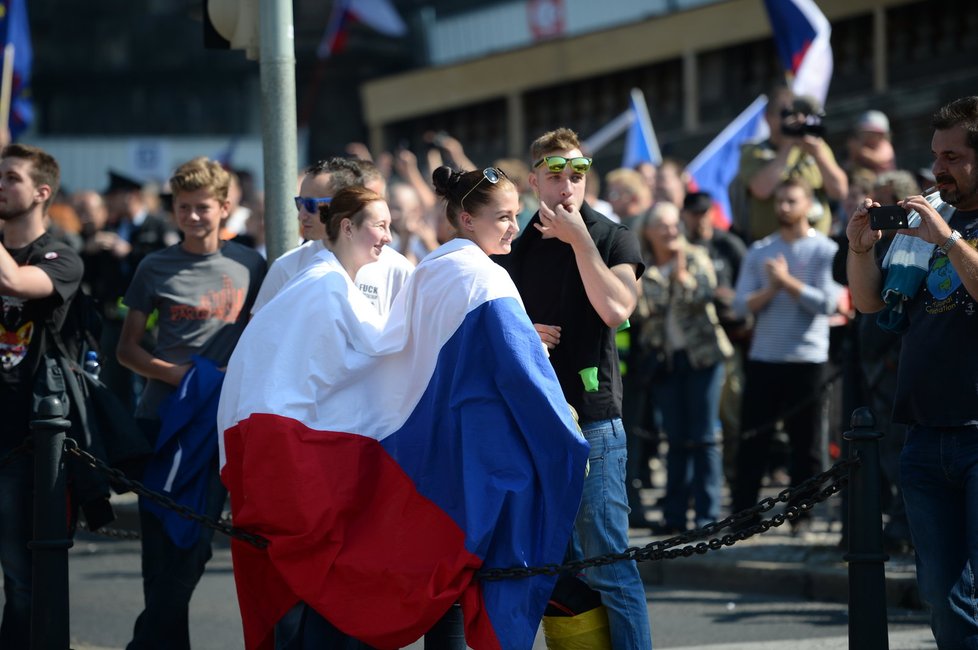 Na Václavském náměstí se střetly názory odpůrců islámu a xenofobie.