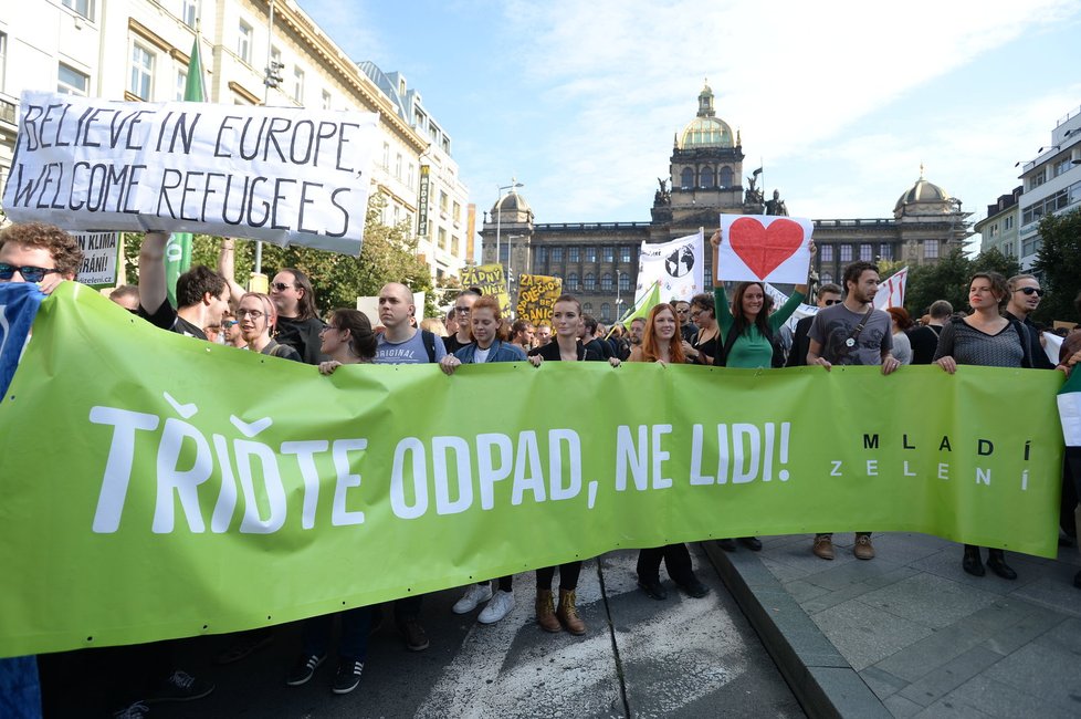 Na Václavském náměstí se střetly názory odpůrců islámu a xenofobie.