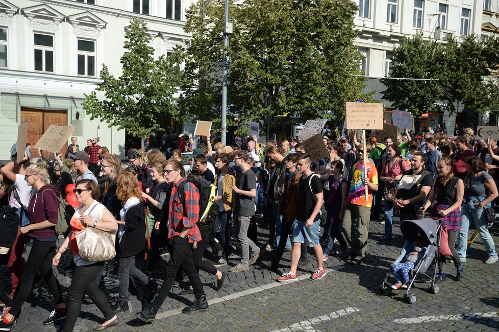 Na Václavském náměstí se střetly názory odpůrců islámu a xenofobie.