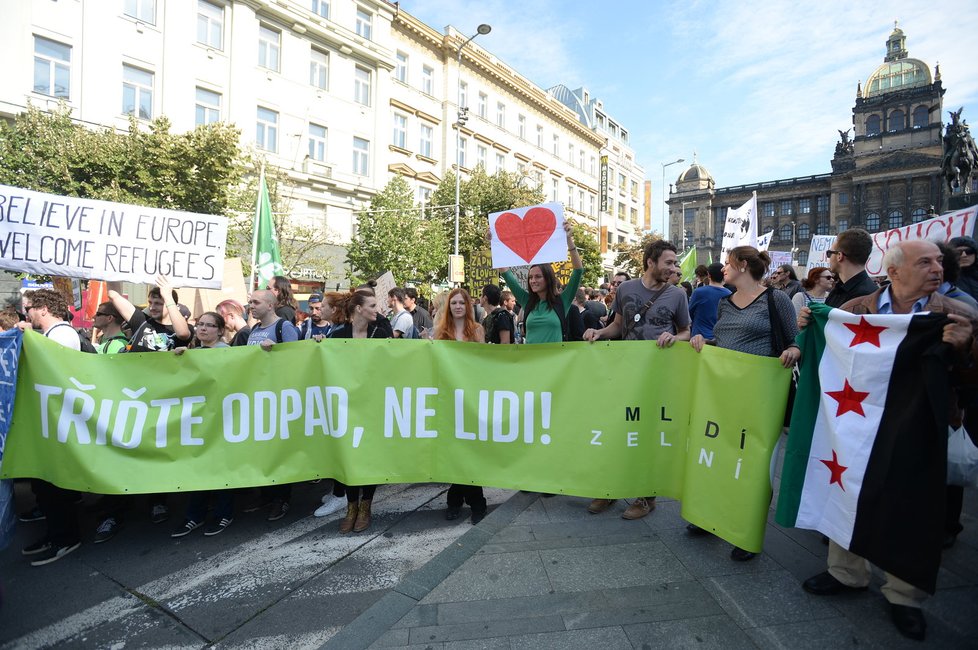 Na Václavském náměstí se střetly názory odpůrců islámu a xenofobie.