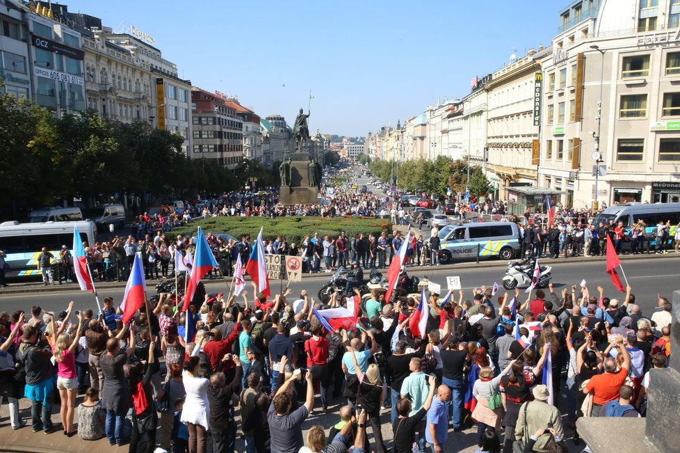 Odpůrci a podporovatelé uprchlíků se střetli už v září na Václavském náměstí.