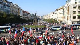 Odpůrci a podporovatelé uprchlíků se střetli už v září na Václavském náměstí.