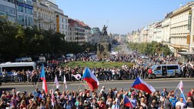 Odpůrci a podporovatelé uprchlíků se střetli už v září na Václavském náměstí.