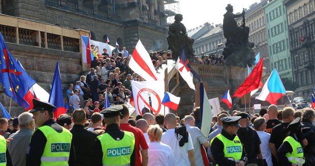 Demonstrace budou smět rozpustit i řadoví policisté, rozhodli poslanci