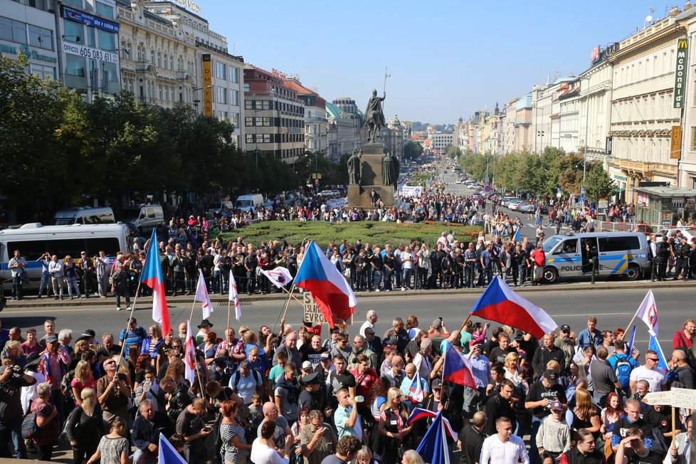 Odpůrci a podporovatelé uprchlíků se střetli už v září na Václavském náměstí.