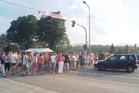 Chodci zablokovali hlavní silniční tah na Slovensko