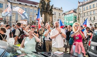 Komentář: Čechy vytočí plavky, ale nízké platy učitelů ne