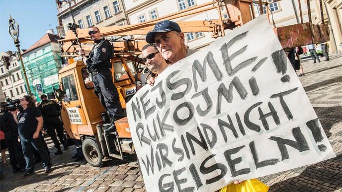 Demonstrace při příležitosti návštěvy Angely Merkelové v Praze