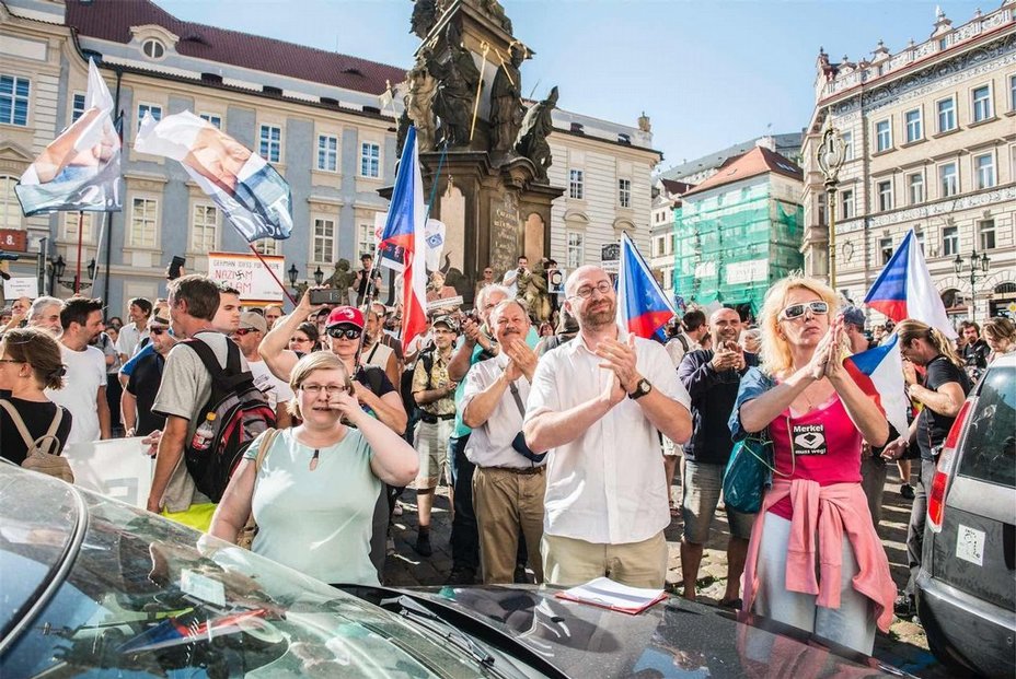 Demonstrace při příležitosti návštěvy Angely Merkelové v Praze