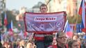 Protivládní demonstrace v Praze na Václavském náměstí (28.10.2022). Mnoho účastníků mělo české vlajky a drželo transparenty proti vládě, válce i EU.