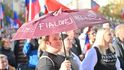Protivládní demonstrace v Praze na Václavském náměstí (28.10.2022). Mnoho účastníků mělo české vlajky a drželo transparenty proti vládě, válce i EU.