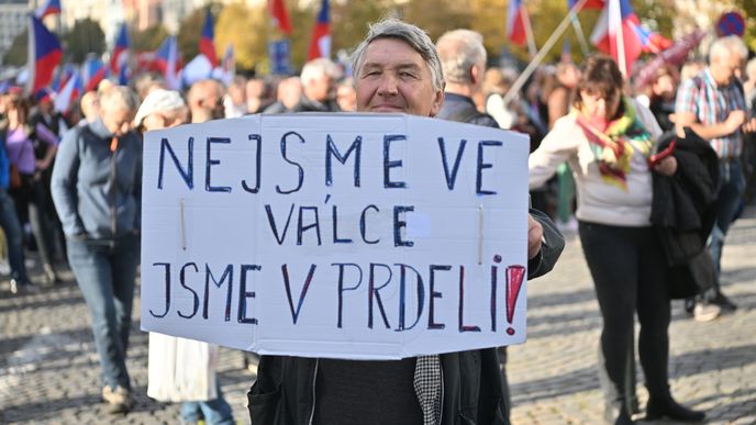 Protivládní demonstrace v Praze na Václavském náměstí (28.10.2022). Mnoho účastníků mělo české vlajky a drželo transparenty proti vládě, válce i EU.