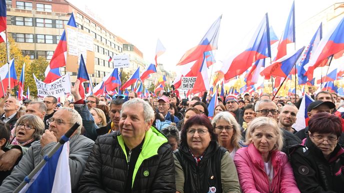 Protivládní demonstrace v Praze na Václavském náměstí (28.10.2022). Mnoho účastníků mělo české vlajky a drželo transparenty proti vládě, válce i EU.