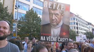 Babiš je jako pupínek na pubertální tváři. Demonstranti navrhují: Vymáčknout!