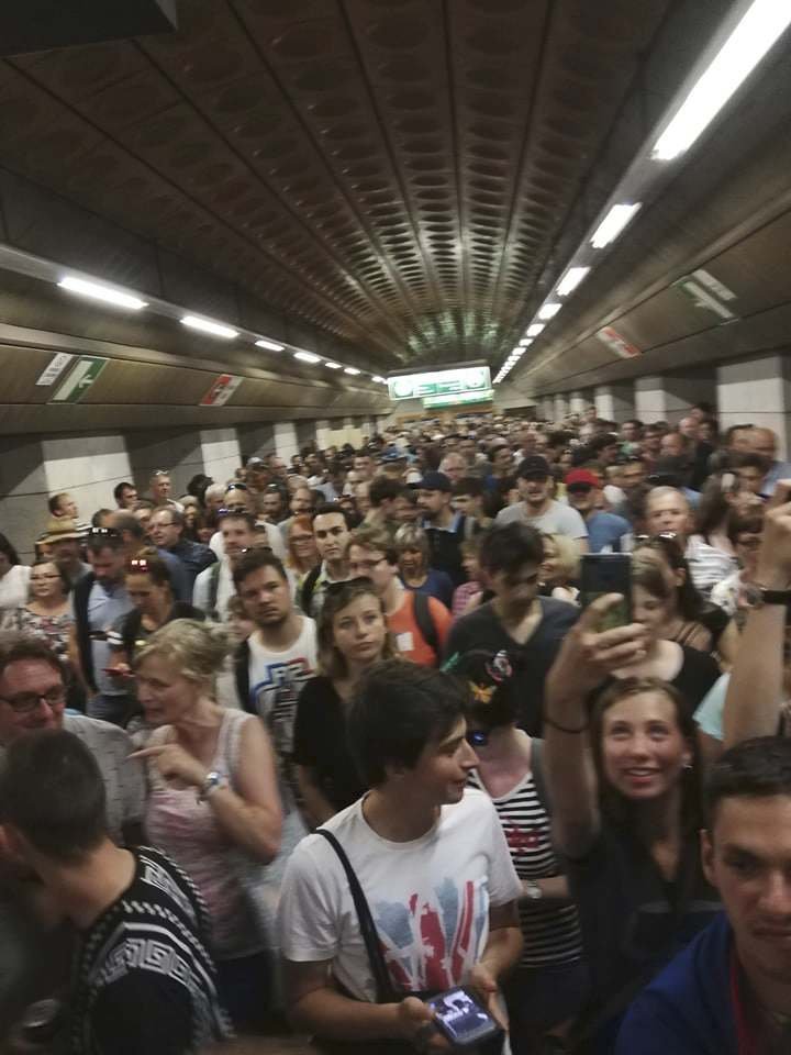 Pražská hromadná doprava je v souvislosti s demonstrací na Letné přeplněná (23. 6. 2019)