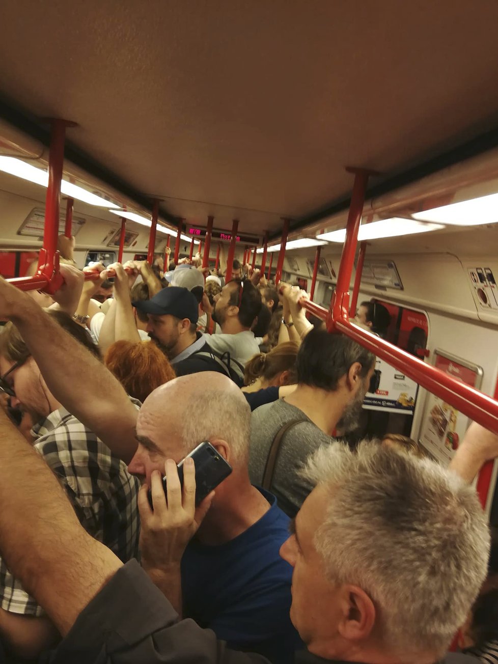 Pražská hromadná doprava je v souvislosti s demonstrací na Letné přeplněná (23. 6. 2019).