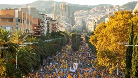 V Barceloně dnes znovu demonstrují statisíce Katalánců za propuštění separatistických politiků z vězení.