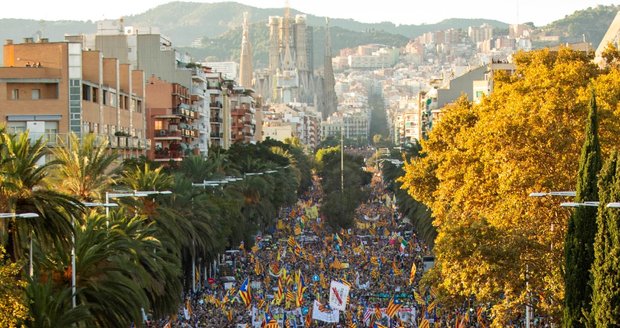 Statisíce Katalánců v Barceloně znovu demonstrují. Chtějí propuštění separatistů