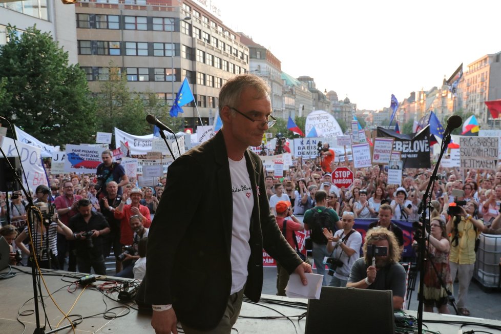 Herec Ivan Trojan vystoupil na demonstraci proti premiéru Andreji Babišovi a ministryni spravedlnosti Marii Benešové, které se podle odhadů organizátorů účastnilo asi 120 tisíc lidí. (4.6.2019)