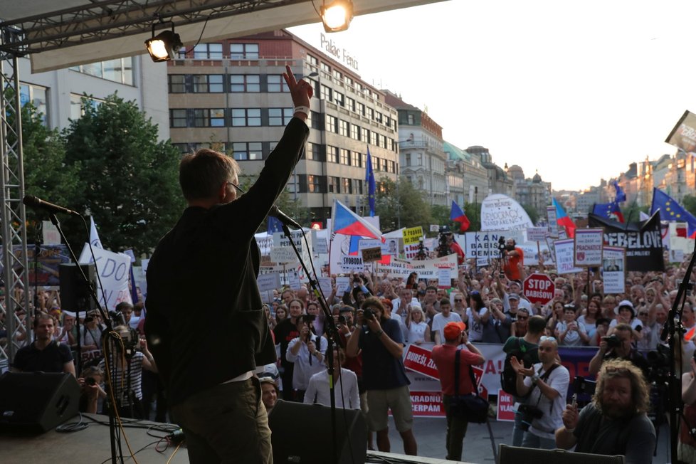 Herec Ivan Trojan vystoupil na demonstraci proti premiéru Andreji Babišovi a ministryni spravedlnosti Marii Benešové, které se podle odhadů organizátorů účastnilo asi 120 tisíc lidí. (4. 6. 2019)