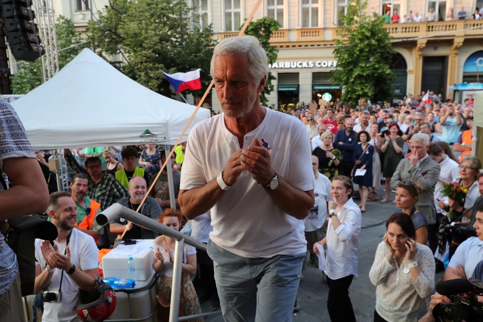 Tomáš Hanák míří na pódium během demonstrace proti premiéru Andreji Babišovi a ministryni spravedlnosti Marii Benešové, které se podle odhadů organizátorů účastnilo asi 120 tisíc lidí. (4.6.2019)