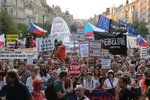 Demonstrace proti premiéru Andreji Babišovi a ministryni spravedlnosti Marii Benešové se podle odhadů organizátorů účastnilo asi 120 tisíc lidí. (4.6.2019)