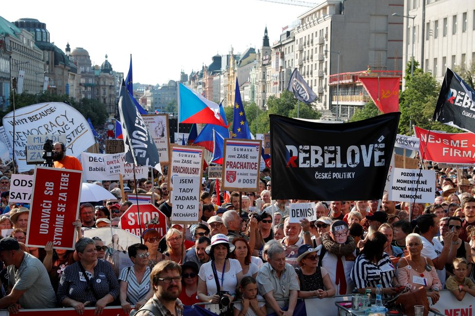 Demonstrace proti premiéru Babišovi a ministryni Benešové na Václavském náměstí (4. 6. 2019)