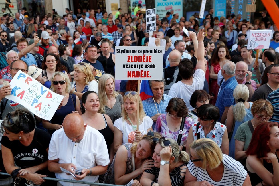 Demonstrace proti premiéru Babišovi a ministryni Benešové na Václavském náměstí (4. 6. 2019)