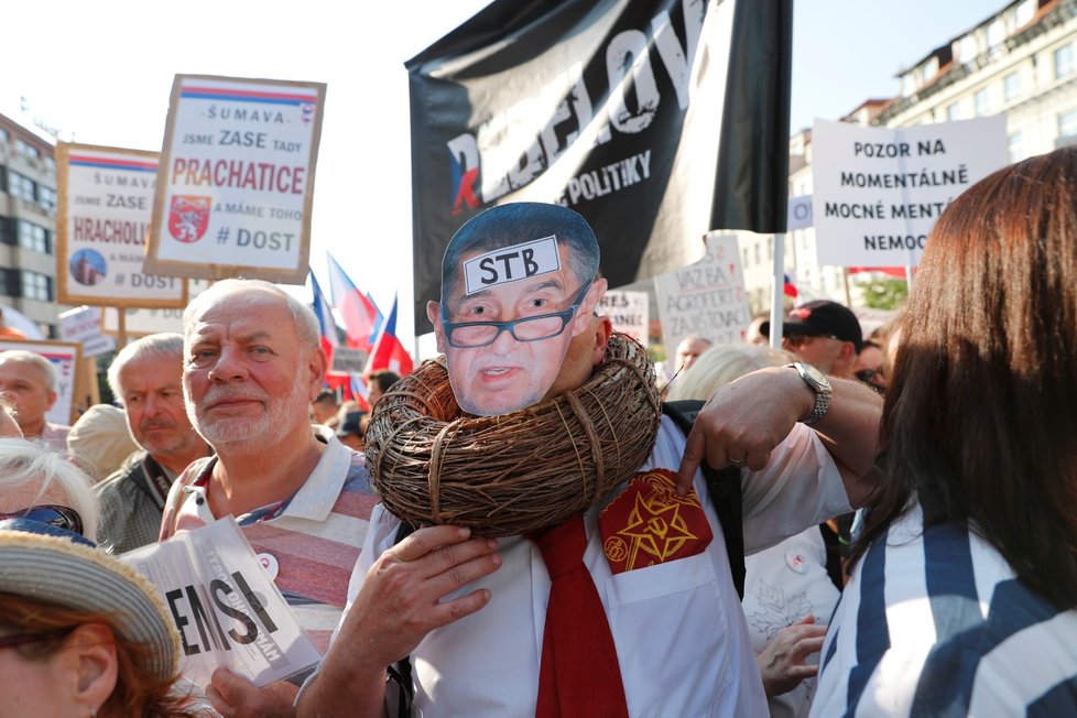 Demonstrace proti premiéru Babišovi a ministryni Benešové na Václavském náměstí (4. 6. 2019)