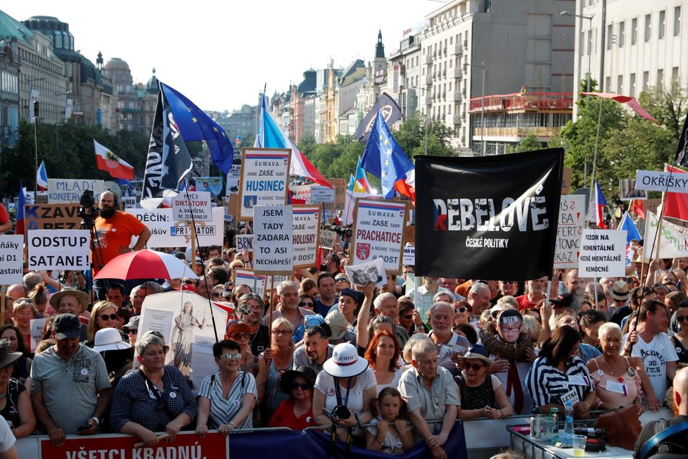 Demonstrace proti premiéru Babišovi a ministryni Benešové na Václavském náměstí (4. 6. 2019)