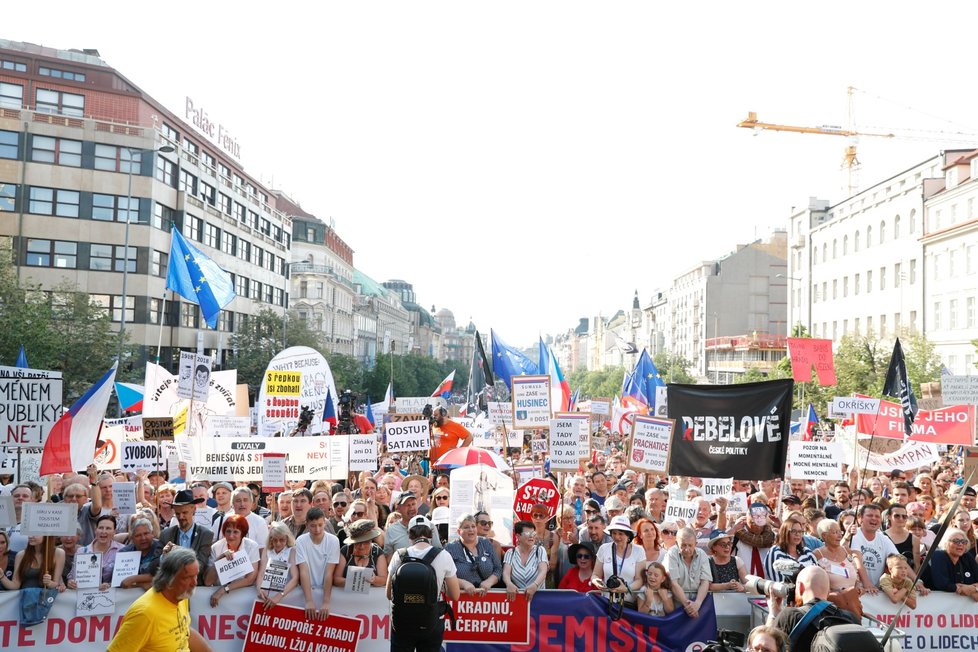 Demonstrace proti premiéru Babišovi a ministryni Benešové na Václavském náměstí (4. 6. 2019)